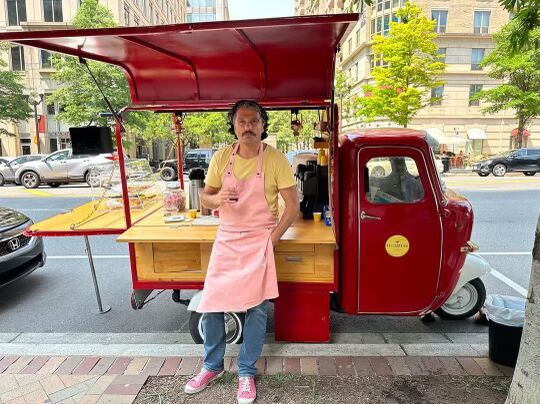 Food Truck, Isa Seyran in front of Ballstonian