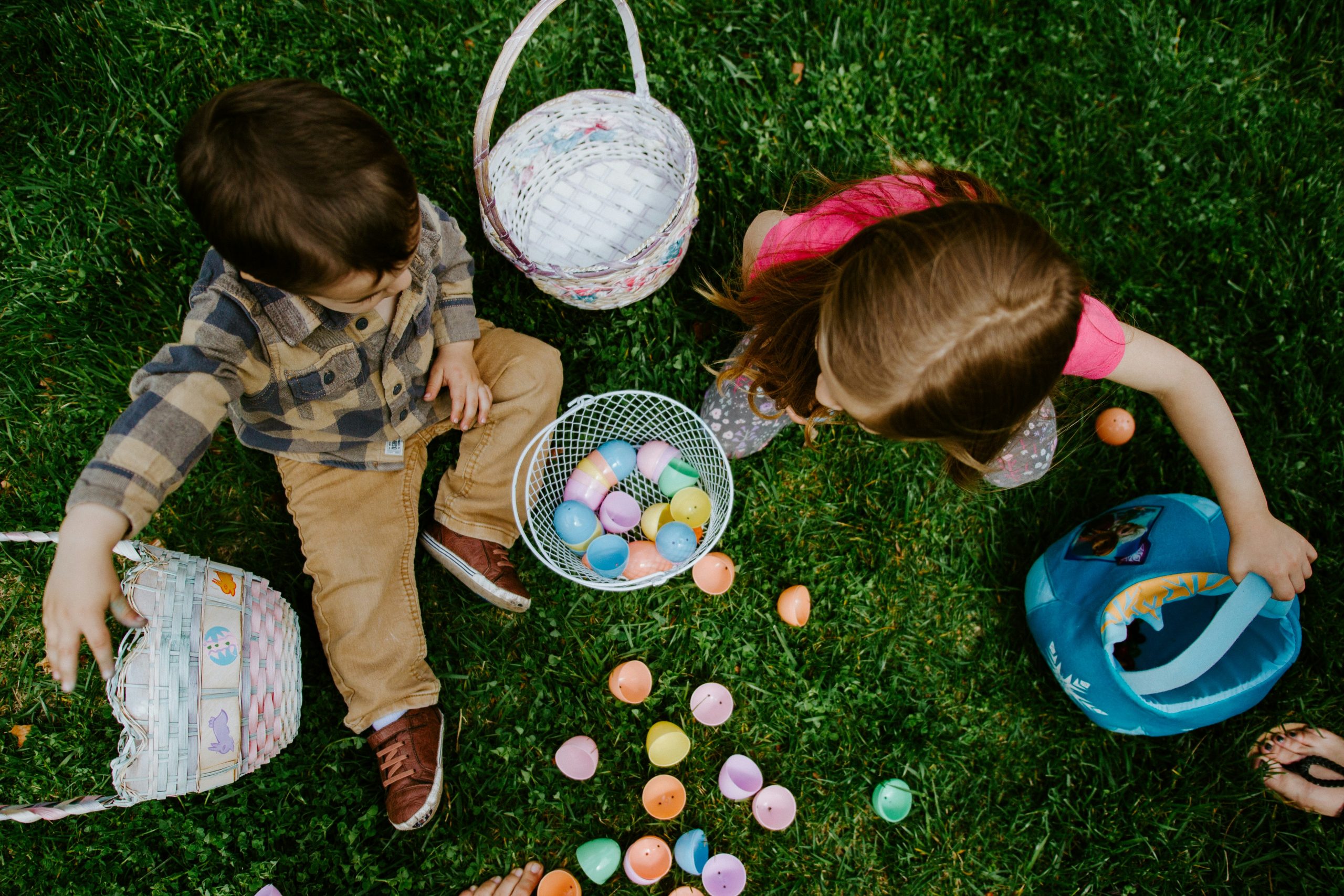 https://assets.arlingtonmagazine.com/2025/04/Egg-hunt-gabe-pierce-unsplash-scaled.jpg