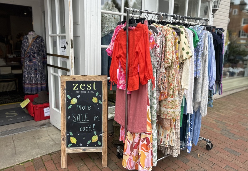 Middleburg_sidewalk_sale