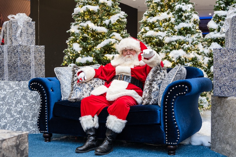 Tysons_Galleria_SANTA