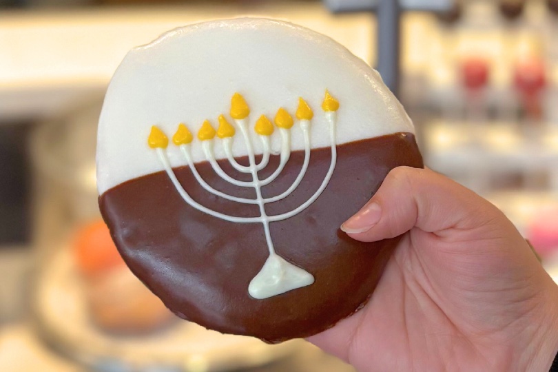 Baked_By_Yael_Menorah_BW_Cookie