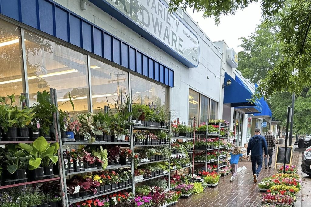 Ayers Variety and Hardware in Arlington, VA, Closes